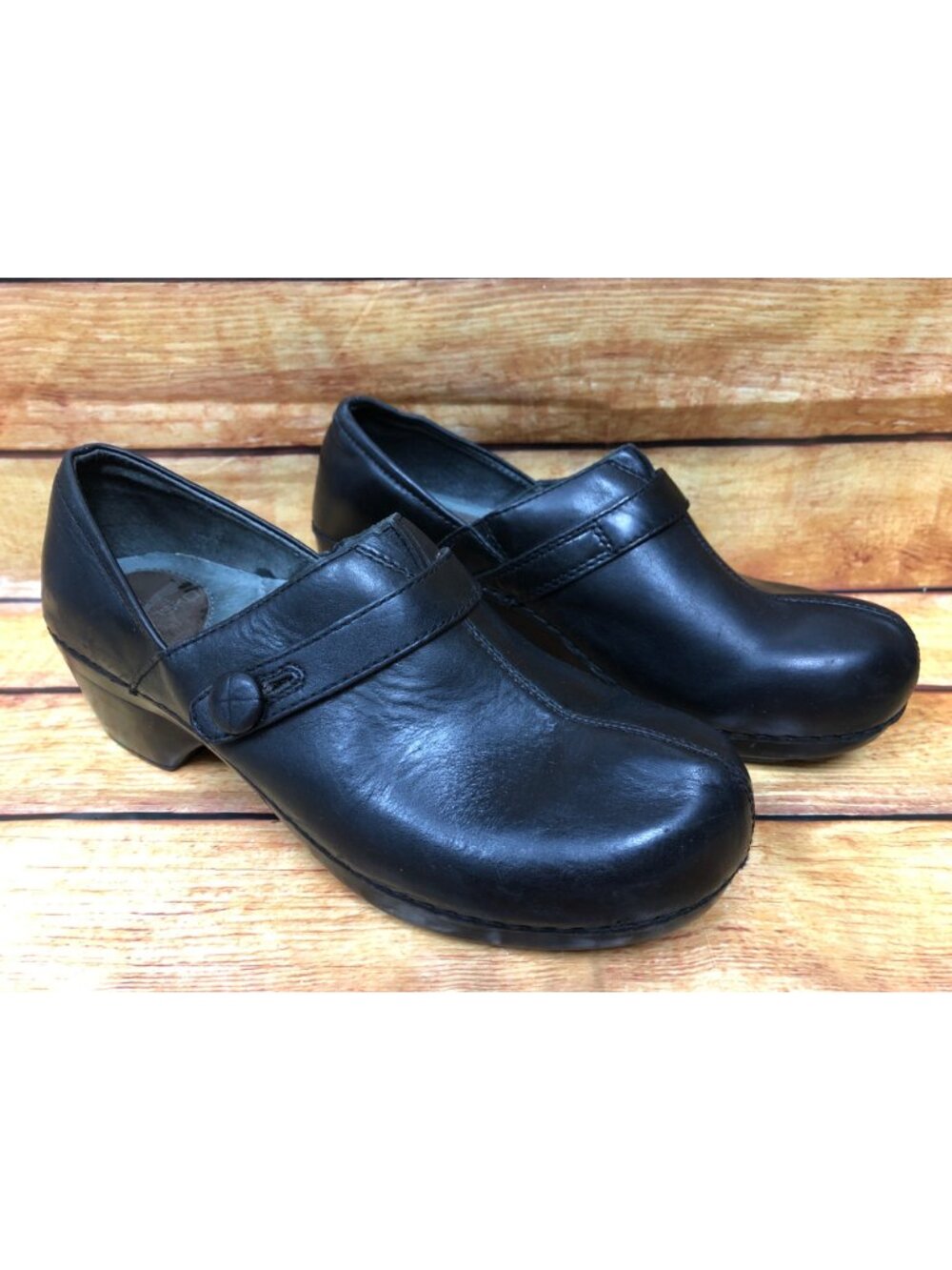 Dansko SOLSTICE Womens 40 / 9.5-10 Black Leather Button Strap Clogs